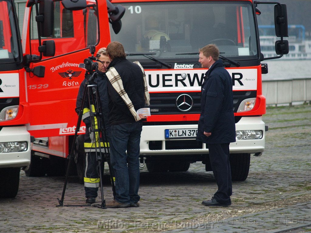 Neue LF`s fuer Koeln Uebergabe in Koeln Deutz an den Wachen  P075.JPG